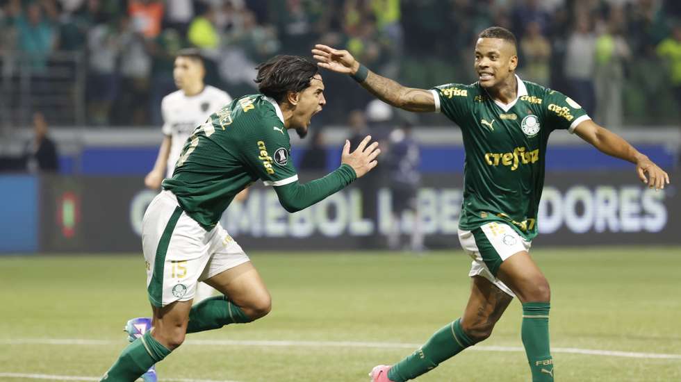 epa11559000 Gustavo Gomez (L) and Caio Paulista (R) of Palmeiras celebrate a goal during the Copa Libertadores soccer match between Palmeiras and Botafogo at the Allianz Parque Stadium in Sao Paulo, Brazil, 21 August 2024.  EPA/Sebastiao Moreira