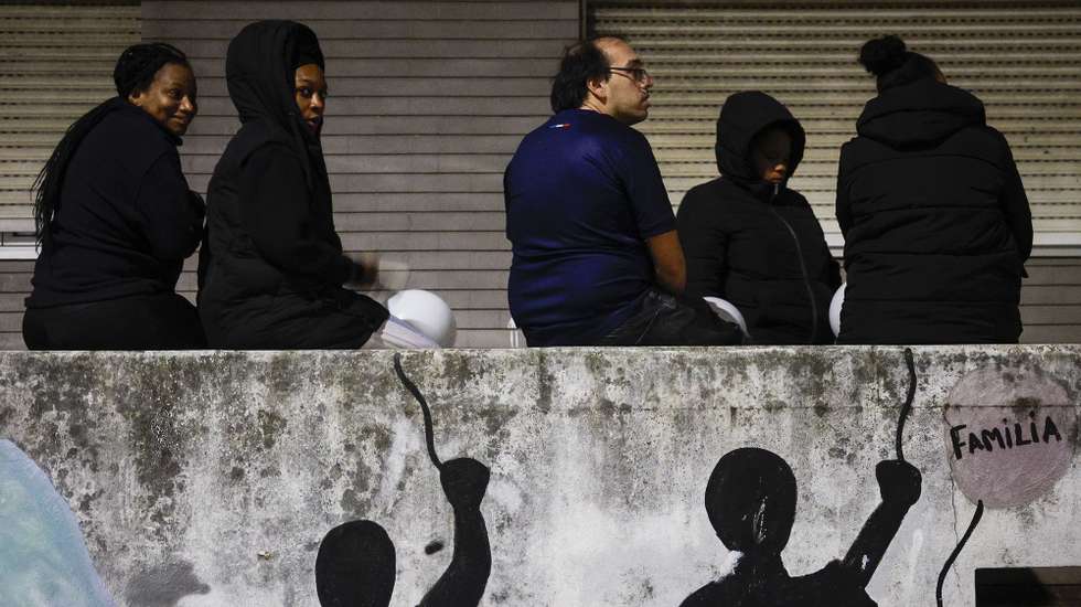Familiares e amigos de Odair Moniz, cidadão cabo-verdiano baleado por um agente da Polícia de Segurança Pública (PSP) na madrugada de segunda-feira no Bairro da Cova da Moura, prestam a sua homenagem durante uma vigília promovida pelo movimento Vida Justa, uma semana após a sua morte, no Bairro do Zambujal, na Amadora, 28 de outubro de 2024. ANTÓNIO PEDRO SANTOS/LUSA