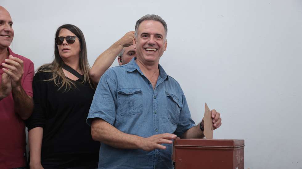 epa11738273 Opposition candidate for President Yamandu Orsi cast his ballot at a polling station during the second round of Uruguayan Presidential election, in Canelones, Uruguay, 24 November 2024.  Some 2.72 million voters are called to the polls to elect the new President of Uruguay.  EPA/GASTON BRITOS