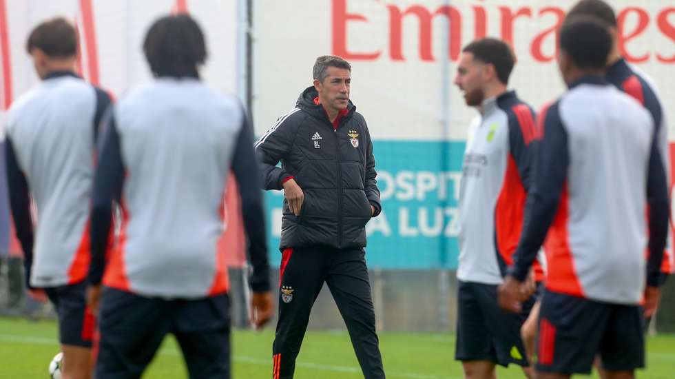 epa11741563 Benfica's head coach Bruno Lage during team's training session in Seixal, Portugal, 26 November 2024. Benfica will face AS Monaco in their UEFA Champions League soccer match on 27 November 2024.  EPA/RUI MINDERICO