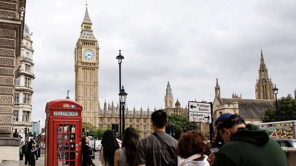 epa11580260 Tourists queue to pose with a telephone booth and the Elizabeth Tower, which houses the bell known as Big Ben, at the Parliament Square, in London, Britain, 02 September 2024. The British Parliament returns from the summer recess after a five-week break on 02 September 2024.  EPA/TOLGA AKMEN