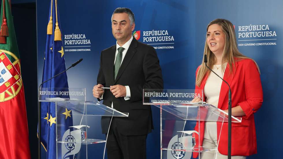 O ministro da Educação, Ciência e Inovação, Fernando Alexandre, e a ministra da Juventude e Modernização, Margarida Balseiro Lopes, durante o briefing sobre Medidas para a Digitalização adotadas durante a reunião do  Conselho de Ministros que decorreu no Campus XXI, em Lisboa, 12 de dezembro de 2024. ANTÓNIO COTRIM/LUSA