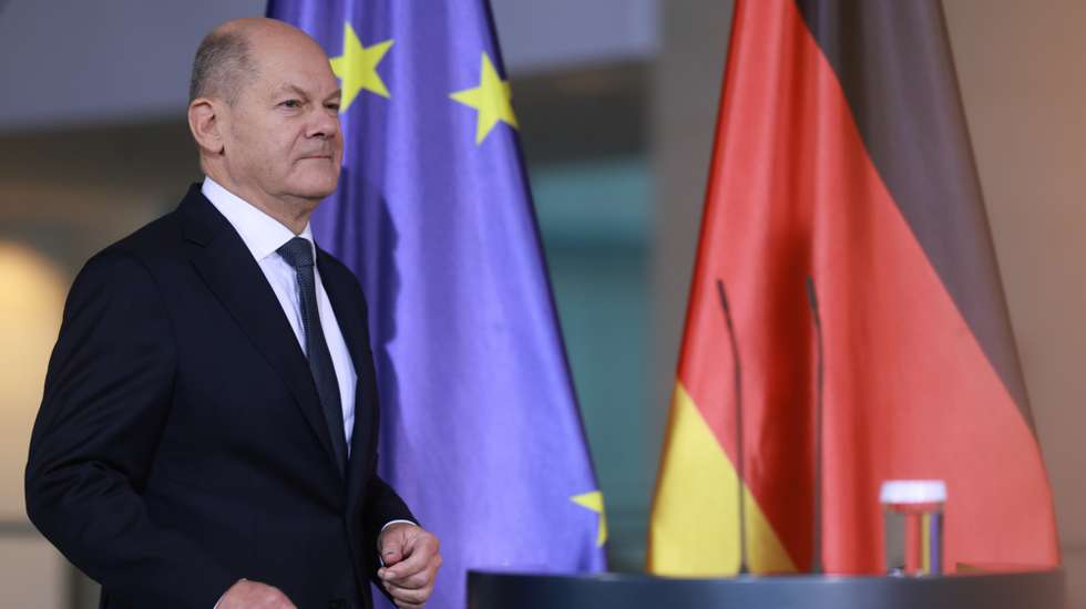 epa11770431 German Chancellor Olaf Scholz arrives to deliver a statement on requesting parliament's confidence vote at the Chancellery in Berlin, Germany, 11 December 2024. Scholz has submitted a request for a vote of confidence in the German Parliament Bundestag, in order to pave the way for new federal elections.  EPA/CLEMENS BILAN
