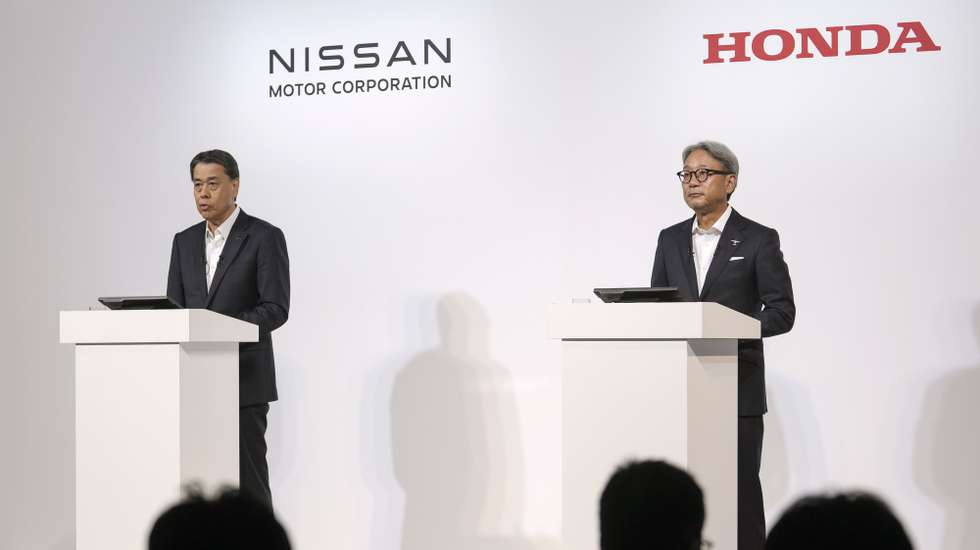 epa11514861 Makoto Uchida (L), President and Chief Executive Officer (CEO) of Nissan Motor Co., Ltd., and Toshihiro Mibe, President and Chief Executive Officer (CEO) of Honda Motor Co., Ltd., attend a joint new conference in Tokyo, Japan, 01 August 2024, announcing the two companies have agreed to carry out joint research in fundamental technologies for next-generation software-defined vehicles (SDVs).  EPA/KIMIMASA MAYAMA