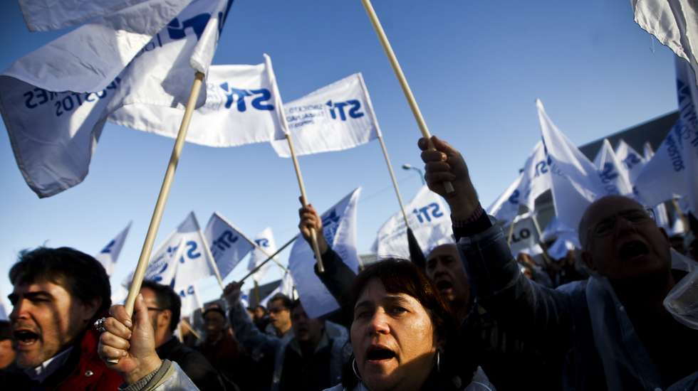 Trabalhadores da Autoridade Tributária - Serviços de Finanças e Alfândegas em greve participam na concentração contra às medidas do governo no setor, junto ao Ministério das Finanças, em Lisboa, 19 de dezembro de 2013. MÁRIO CRUZ/LUSA