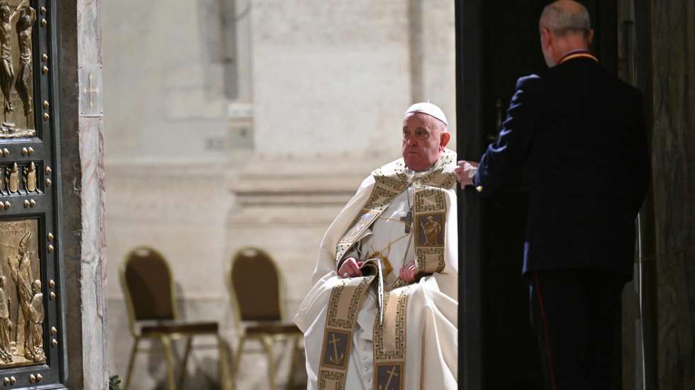 epa11792409 Pope Francis opens the Holy Door of St Peter's Basilica in the Vatican to mark the start of the Catholic Jubilee Year, 24 December 2024. Pope Francis will kick off the 2025 Jubilee of the Catholic Church on Christmas Eve, by opening the 'Holy Door' of St Peter's Basilica.  EPA/ALBERTO PIZZOLI / POOL