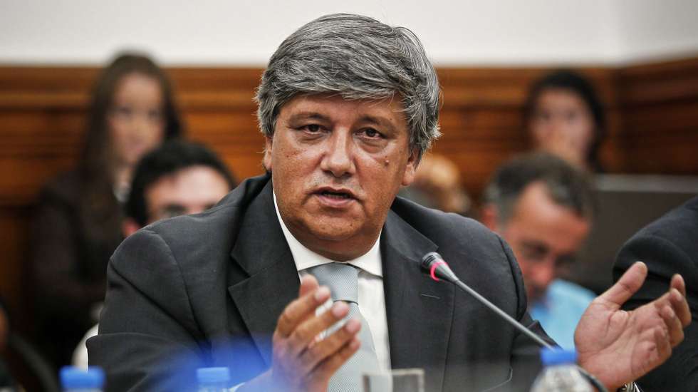 O ex secretário de Estado da Juventude e do Desporto, Laurentino Dias, durante a audiência do ministro adjunto e dos Assuntos Parlamentares, Miguel Relvas, na Comissão Parlamentarde Educação, Ciência e Cultura, na Assembleia da República, 23  agosto 2011, em Lisboa. JOSE SENA GOULAO / LUSA