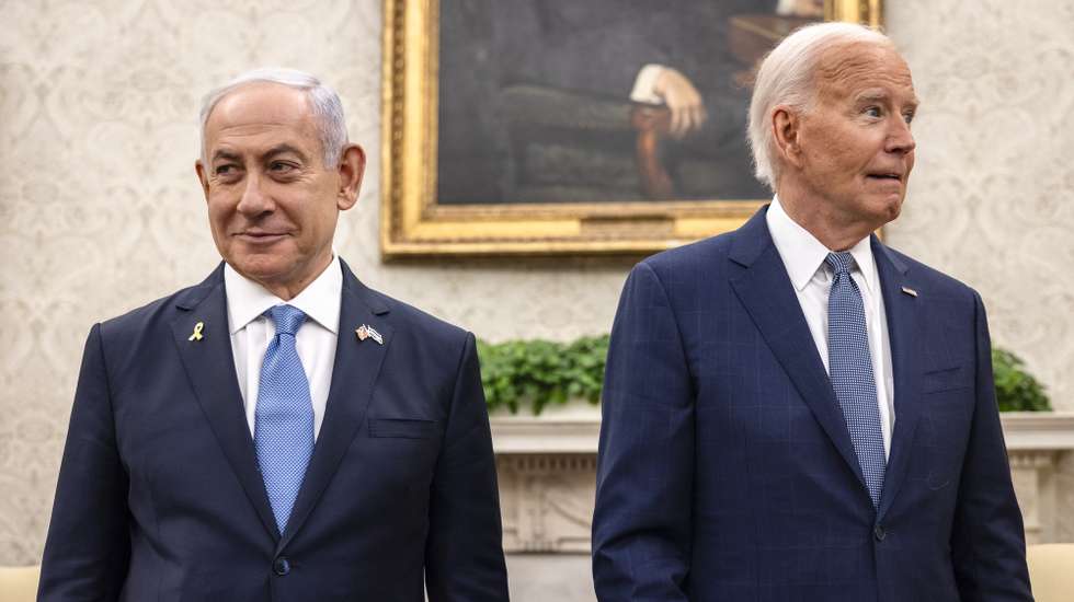 epa11496045 Israeli Prime Minister Benjamin Netanyahu (L) meets with US President Joe Biden for a bilateral meeting in the Oval Office at the White House, in Washington, DC, USA, 25 July 2024. US President Joe Biden hosts Israeli Prime Minister Netanyahu the day after Netanyahu delivered an address to a joint meeting of the US Congress.  EPA/SAMUEL CORUM / POOL