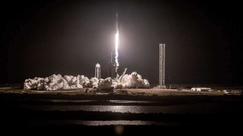epa11825591 The Blue Ghost Mission 1 on a SpaceX Falcon 9 rocket lifts off from NASA’s Launch Complex 39A at the agency's Kennedy Space Center in Cape Canaveral, Florida, USA, 15 January 2025. According to NASA, the agency's Commercial Lunar Payload Services initiative and Artemis campaign, Firefly Aerospace's Blue Ghost Mission 1, was successfully launched on 15 January 2025.  EPA/CRISTOBAL HERRERA-ULASHKEVICH