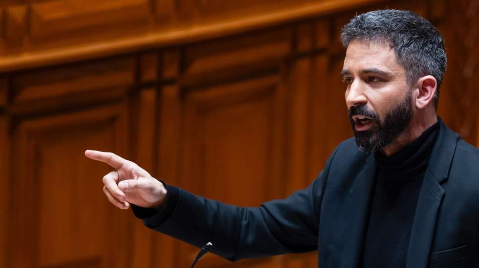 O líder parlamentar do Bloco de Esquerda (BE), Fabian Figueiredo, usa da palavra durante o debate temático proposto pelo Governo, sobre o Plano Nacional de Implementação do Pacto Europeu para as Migrações e Asilo, na Assembleia da República, em Lisboa, 16 de janeiro de 2025. JOSÉ SENA GOULÃO/LUSA