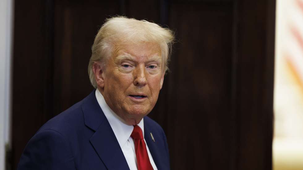 epa11843497 US President Donald Trump gives remarks on artificial intelligence (AI) infrastructure in the Roosevelt Room of the White House in Washington DC, USA, 21 January 2025. Trump was joined by the leaders of OpenAI, Softbank, and Oracle, where he announced a new artificial intelligence (AI) initiative and faced questions regarding his 06 January pardons.  EPA/AARON SCHWARTZ / POOL