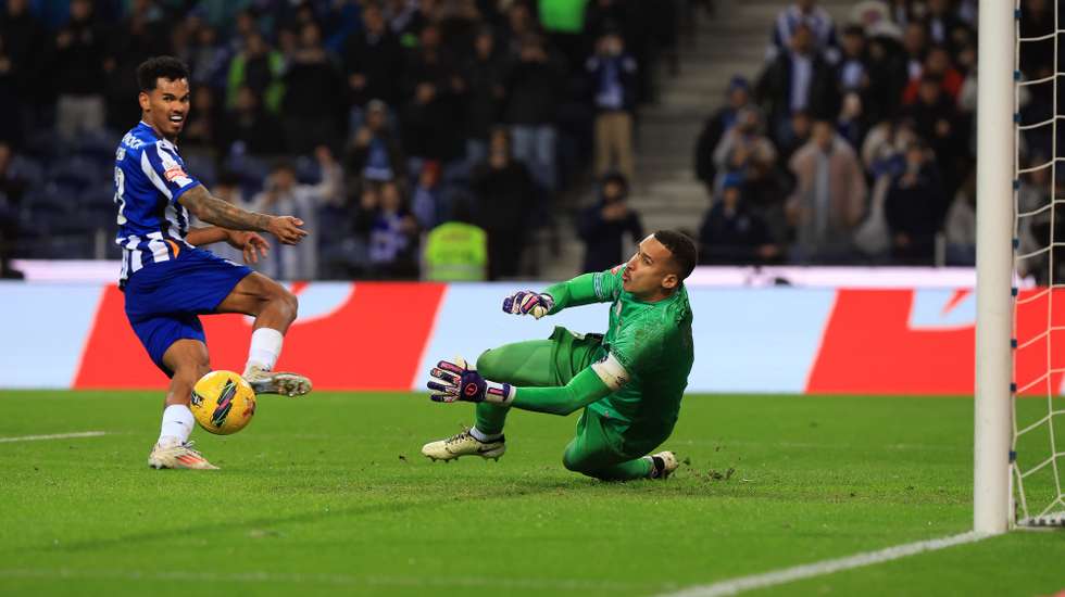 epa11855483 Santa Clara goalkeeper Gabriel Batista (R) defends a penalty kick from FC Porto player Wenderson Galeno (L) during the Portuguese First League soccer match between FC Porto and Santa Clara at Dragao Stadium in Porto, Portugal, 26 January 2025.  EPA/ESTELA SILVA