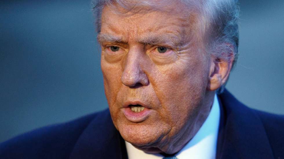 epa11867089 US President Donald Trump talks to the media as he departs from the South Lawn of the White House in Washington, DC, USA, 31 January 2025. President Trump is due to spend the weekend in Florida.  EPA/WILL OLIVER