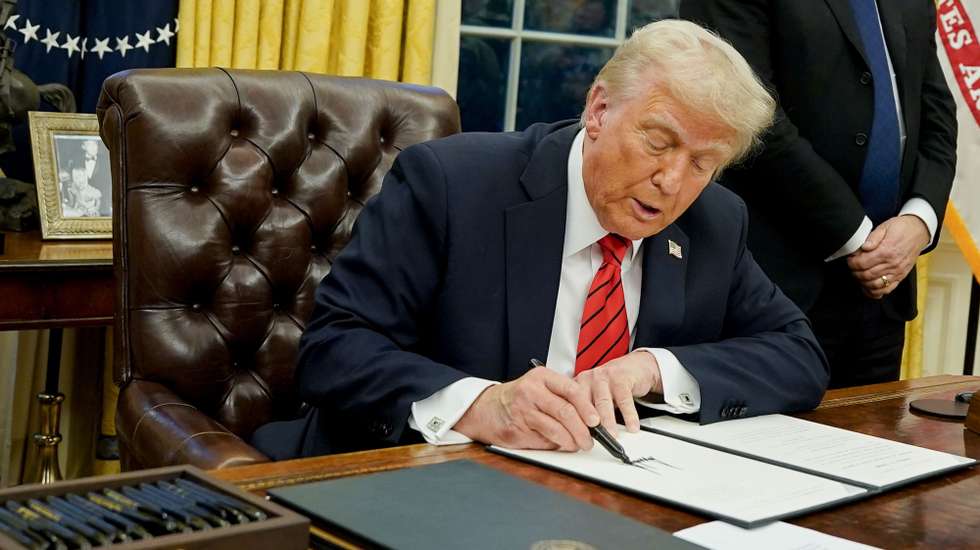 epa11887120 US President Donald Trump signs an executive order in the Oval Office of the White House in Washington, DC, USA, on 10 February 2025. Trump plans to impose 25% tariffs on all US imports of steel and aluminum, broadening his trade restrictions to some of the country’s top trading partners and seeking to protect domestic industries that helped him win battleground states last year.  EPA/ALEXANDER DRAGO / POOL