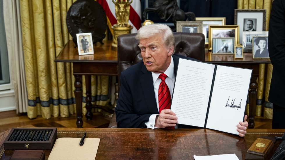 epa11887174 US President Donald Trump displays a signed executive order in the Oval Office of the White House in Washington, DC, USA, on 10 February 2025. Trump ordered a 25% tariff on steel and aluminum imports  EPA/AL DRAGO / POOL