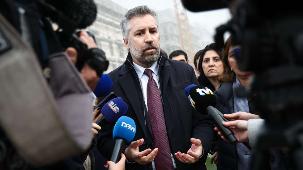 O secretário-geral do Partido Socialista (PS), Pedro Nuno Santos, fala aos jornalistas, durante a visita ao conjunto habitacional na Quinta de Alfazina, promovido pelo Instituto da Habitação e da Reabilitação Urbana (IHRU), em Almada, 17 de fevereiro de 2025. RODRIGO ANTUNES/LUSA