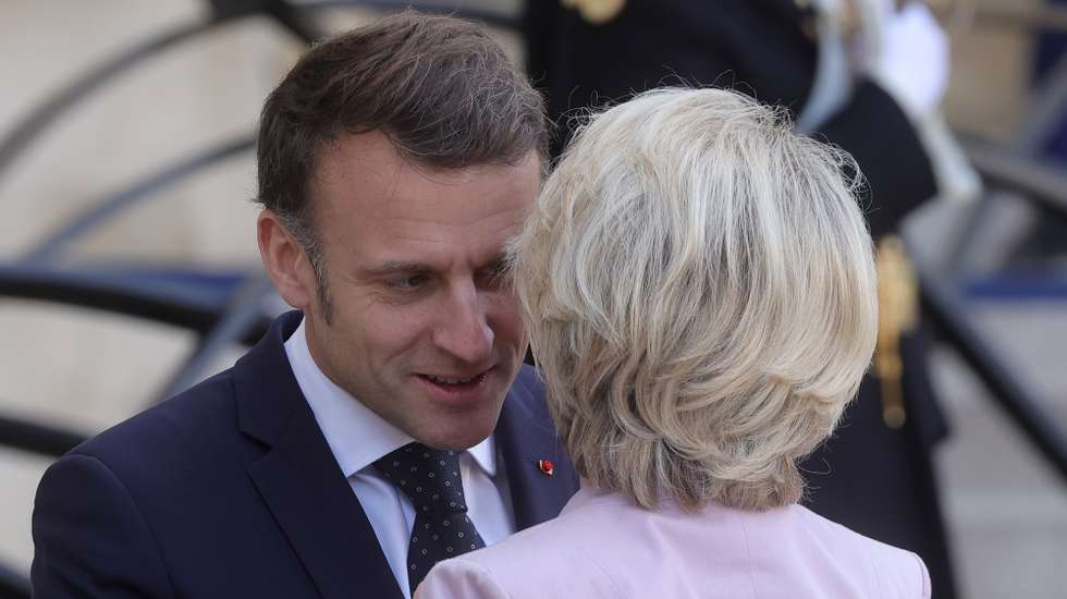 epaselect epa11902913 French President Emmanuel Macron (L) welcomes European Commission President Ursula von der Leyen (R) ahead of a meeting on war in Ukraine and European security at the Elysee Palace in Paris, France, 17 February 2025.  EPA/TERESA SUAREZ