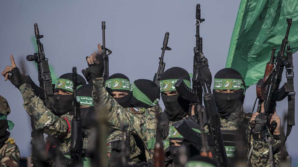 epa11867678 Fighters of the Ezz al-Din Al-Qassam brigades, the military wing of Hamas, before the release of Israeli hostage Keith Siegelat to representatives of the International Committee of the Red Cross (ICRC) in Gaza port in Gaza City, 01 February 2025. Three Israeli hostages, Keith Siegel, Ofer Calderon and Yarden Bibas were transferred from Hamas to the Red Cross, as part of the Israeli-Hamas hostage release and cease-fire deal.  EPA/MOHAMMED SABER
