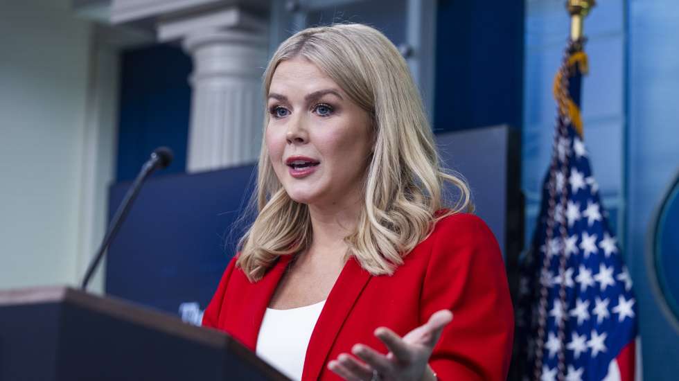 epa11924302 US President Donald Trump's Press Secretary Karoline Leavitt speaks to reporters in the briefing room of the White House in Washington, DC, USA, 25 February 2025. Leavitt said the White House will begin determining which reporters and media outlets have access to the Oval Office and Air Force One.  EPA/JIM LO SCALZO