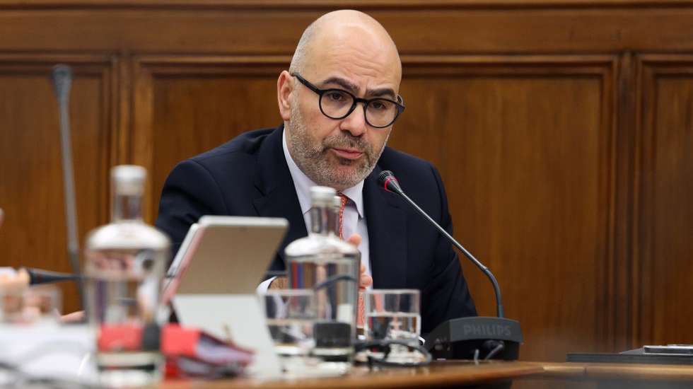 O ministro das Infraestruturas e Habitação, Miguel Pinto Luz, intervém perante a Comissão de Economia, Obras Públicas e Habitação, na Assembleia da República, em Lisboa, 12 de fevereiro de 2025. TIAGO PETINGA/LUSA