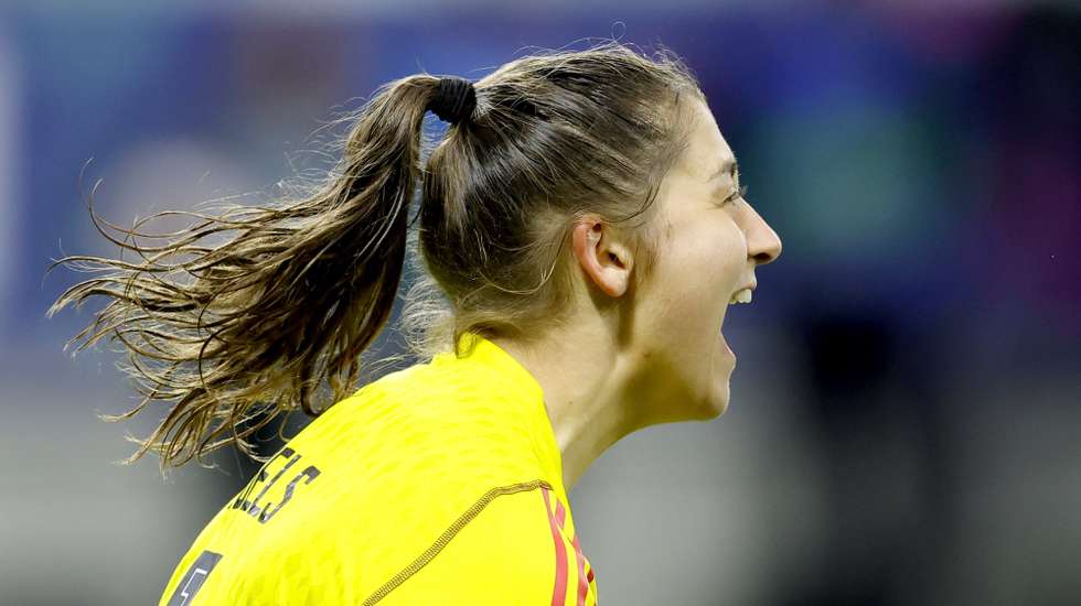 epa11040228 Benfica’s goalkeeper Lena Pauels celebrates after the UEFA Women’s Champions League Group A soccer match between Eintracht Frankfurt and SL Benfica Lisbon in Frankfurt, Germany, 21 December 2023.  EPA/RONALD WITTEK