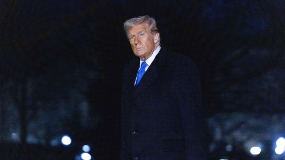 epa11952866 US President Trump walks across the South Lawn after stepping off Marine One at the White House in Washington, DC, USA, 09 March 2025. Trump is returning from a weekend trip at his home in Florida.  EPA/SHAWN THEW / POOL
