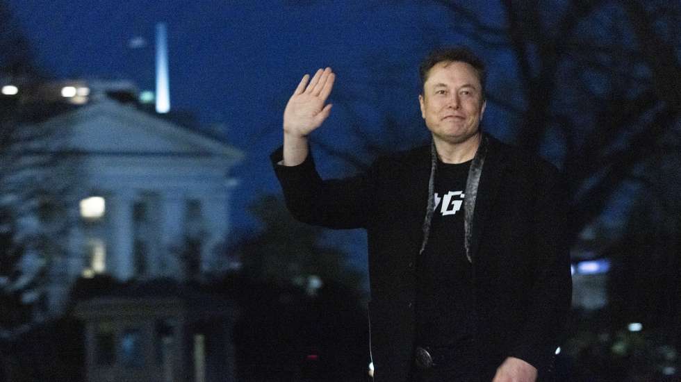 epa11952872 Elon Musk walks across the South Lawn after stepping off Marine One at the White House in Washington, DC, USA, 09 March 2025. Elon Musk joined US President Trump on a weekend trip to Trump's home in Florida.  EPA/SHAWN THEW / POOL