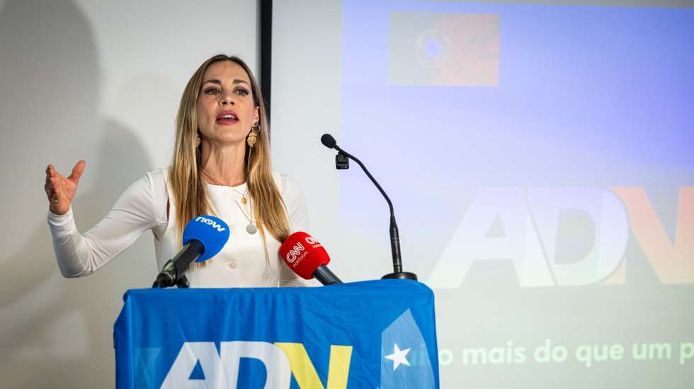 Joana Amaral Dias na apresentação da sua candidatura como cabeça de lista às eleições legislativas nacionais pelo partido Alternativa Democrática Nacional (ADN), num evento realizado hoje no Funchal, 16 de março de 2025, na cidade do Funchal. GREGÓRIO CUNHA/LUSA.
