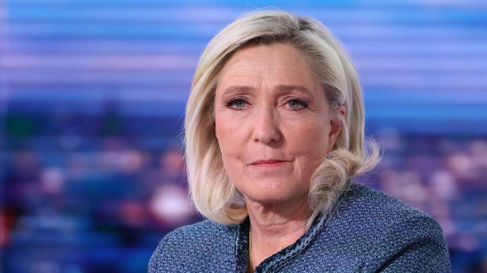 epa12001939 President of the far-right Rassemblement National (RN) parliamentary group Marine Le Pen poses prior to an interview on the evening news broadcast of French TV channel TF1, in Boulogne-Billancourt, outside Paris, France, 31 March 2025. Le Pen was convicted of creating fake jobs at the EU parliament to channel funds to her party to employ people in France and was banned with immediate effect from standing for office for five years, throwing into doubt her bid to stand for the French Presidency in 2027.  EPA/THOMAS SAMSON / POOL  MAXPPP OUT