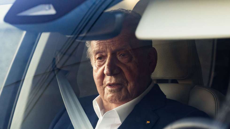 epa11628932 Spanish Emeritus King Juan Carlos I arrives in Sanxenxo, Galicia, Spain, 27 September 2024, to attend a sailing event.  EPA/Lavandeira Jr.