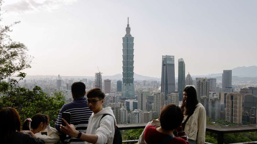 epa12006989 People take photos at an overlooking spot in Taipei, Taiwan, 03 April 2025. On 02 April, US President Trump imposed a series of "reciprocal tariffs" on US trading partners, including a 32 percent levy on Taiwanese goods that will go into effect on 09 April.  EPA/RITCHIE B. TONGO