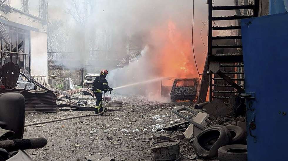 epa12005546 A handout photo released by the press service of the State Emergency Service (SES) of Ukraine shows Ukrainian rescuers working at the site of a rocket strike in Kryvyi Rih, central Ukraine, 02 April 2025, amid the Russian invasion. At least four people have been killed and 14 others injured after Russian shelling hit Kryvyi Rih, the Dnipropetrovsk Regional Military Administration reported.  EPA/STATE EMERGENCY SERVICE OF UKRAINE HANDOUT -- BEST QUALITY AVAILABLE -- MANDATORY CREDIT: STATE EMERGENCY SERVICE OF UKRAINE -- HANDOUT EDITORIAL USE ONLY/NO SALES