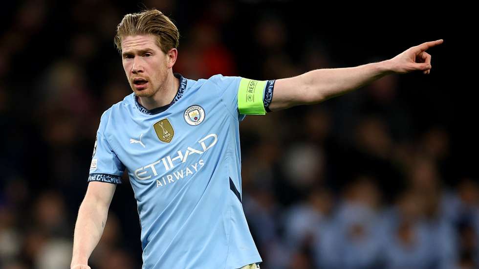 epa11889226 Kevin De Bruyne of Manchester City gestures during the UEFA Champions League knockout phase play-offs 1st leg match between Manchester City and Real Madrid, in Manchester, Britain, 11 February 2025.  EPA/ADAM VAUGHAN