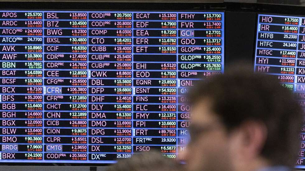epa12009646 A screen shows stock prices on the floor of the New York Stock Exchange in New York, New York, USA, 04 April 2025. World financial markets are continuing to react to reciprocal tariffs that US President Donald Trump announced on 02 April.  EPA/JUSTIN LANE