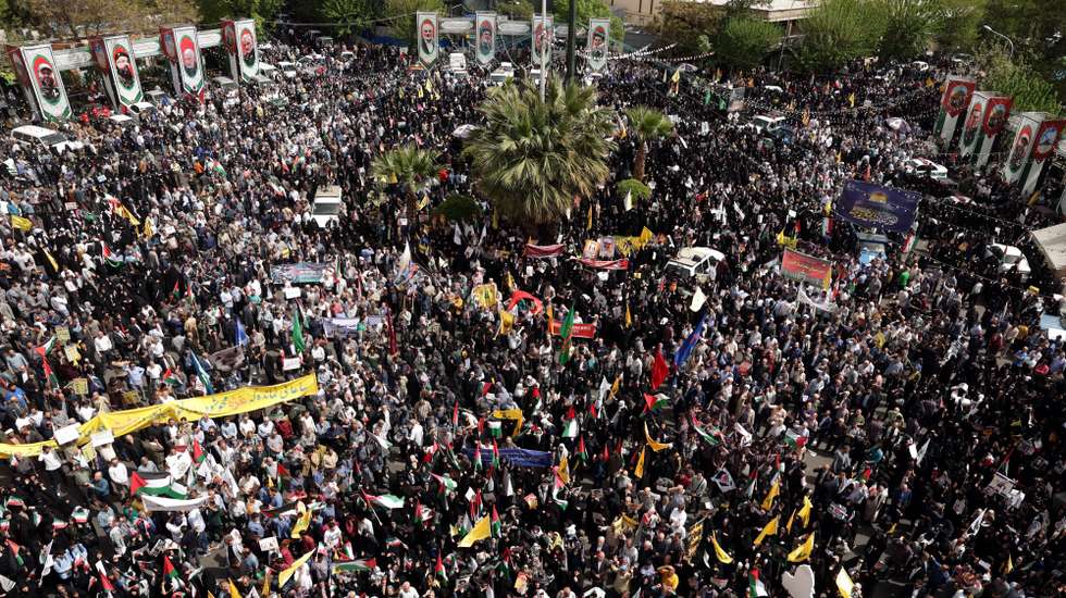epa12019928 Protesters wave Iranian and Palestine flags, as they take part in an anti-Israel protest rally at the Palestine Square in Tehran, Iran, 09 April 2025. Top Iranian and US officials will hold indirect negotiations in Oman on 12 April amid the ongoing tensions between the USA, Israel and Iran.  EPA/ABEDIN TAHERKENAREH