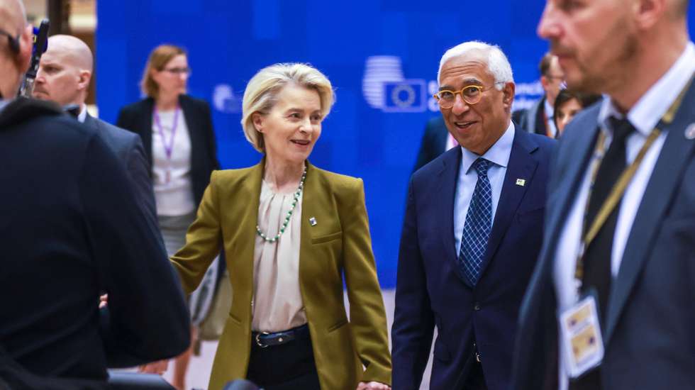 epa11977218 European Commission President Ursula von der Leyen (C-L) and European Council President Antonio Costa (C-R) make their way to the final press conference during the European Council summit in Brussels, Belgium, 20 March 2025. Competitiveness, the latest developments in Ukraine, and the European defense policy are expected to be discussed by EU leaders at the summit.  EPA/OLIVIER HOSLET