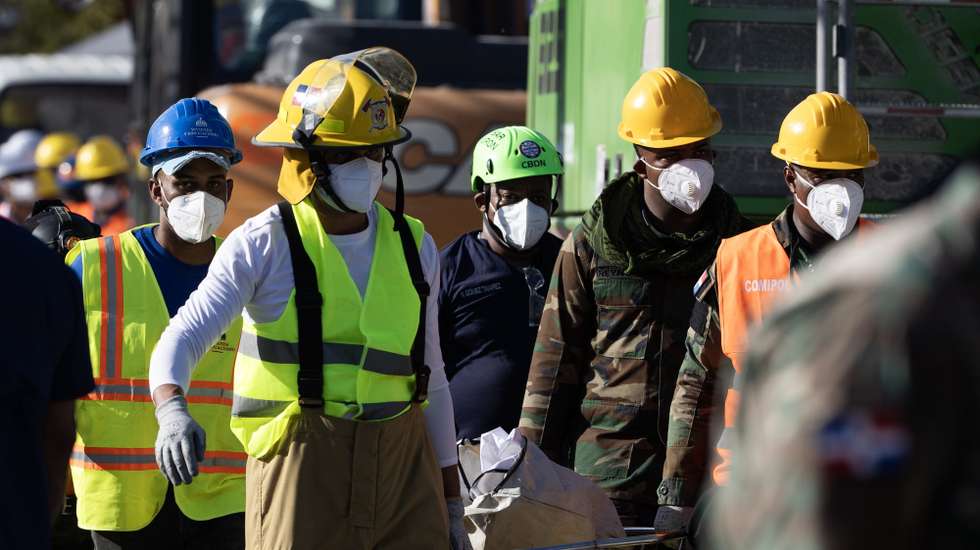 epa12021963 Rescuers carry a body from the Jet Set nightclub after the roof of the discotheque collapsed early in the morning on 08 April during a party, in Santo Domingo, Dominican Republic, 09 April 2025. The death toll has risen to 184 people Dominican authorities reported.  EPA/ORLANDO BARRIA