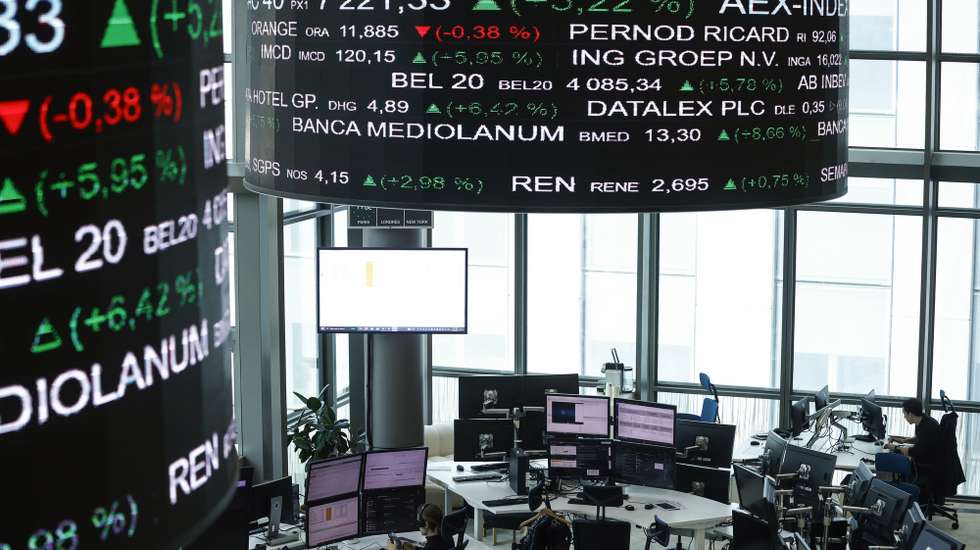 epaselect epa12022440 Market operators work in the operations room at the Euronext stock exchange headquarters in the Paris financial district of La Defense, France, 10 April 2025. On 10 April 2025, the CAC 40 rebounded more than 5 percent from the previous day following the decision by US President Trump to partially suspend US reciprocal tariffs for 90 days for most countries, with China being explicitly excluded.  EPA/YOAN VALAT