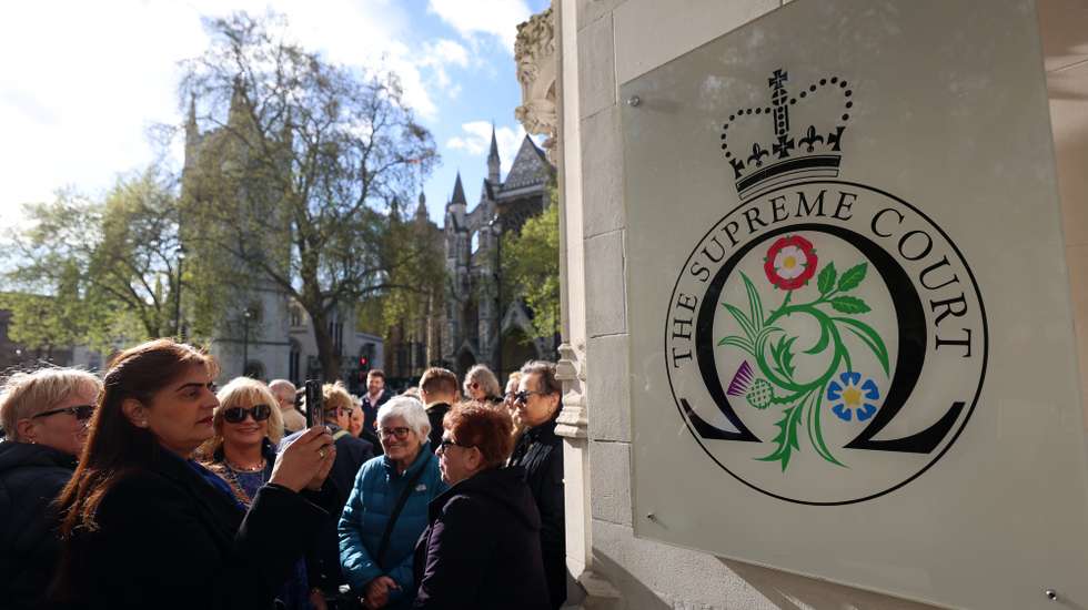 epa12034329 People gather outside the Supreme Court in London, Britain, 16 April 2025, as the court is set to rule on gender recognition in the 2010 Equality Act.  EPA/ANDY RAIN