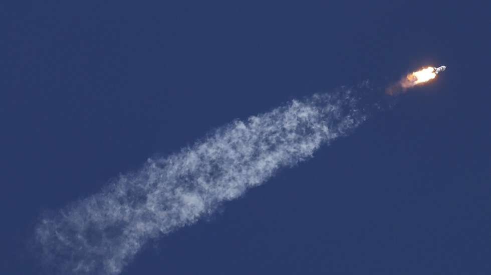 epa12017138 The Soyuz-2.1a booster rocket with the Soyuz MS-27 spacecraft lifts off from the launch pad at the Baikonur Cosmodrome, Kazakhstan, 08 April 2025. The rocket is carrying crew members Roscosmos cosmonauts Commander Sergey Ryzhikov, Flight Engineer Alexey Zubritsky, and NASA astronaut Flight Engineer Jonny Kim to the International Space Station (ISS).  EPA/YURI KOCHETKOV