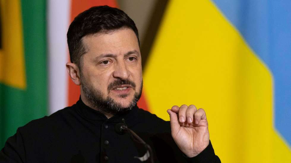 epa12051143 Ukraine's President Volodymyr Zelensky addresses the media during a press briefing at the Union Buildings in Pretoria, South Africa, 24 April 2025. President Zelensky is in the country for a day and will discuss with President Ramaphosa, among other things, the attempt to find a peaceful end to the ongoing armed conflict between Ukraine and Russia.  EPA/KIM LUDBROOK