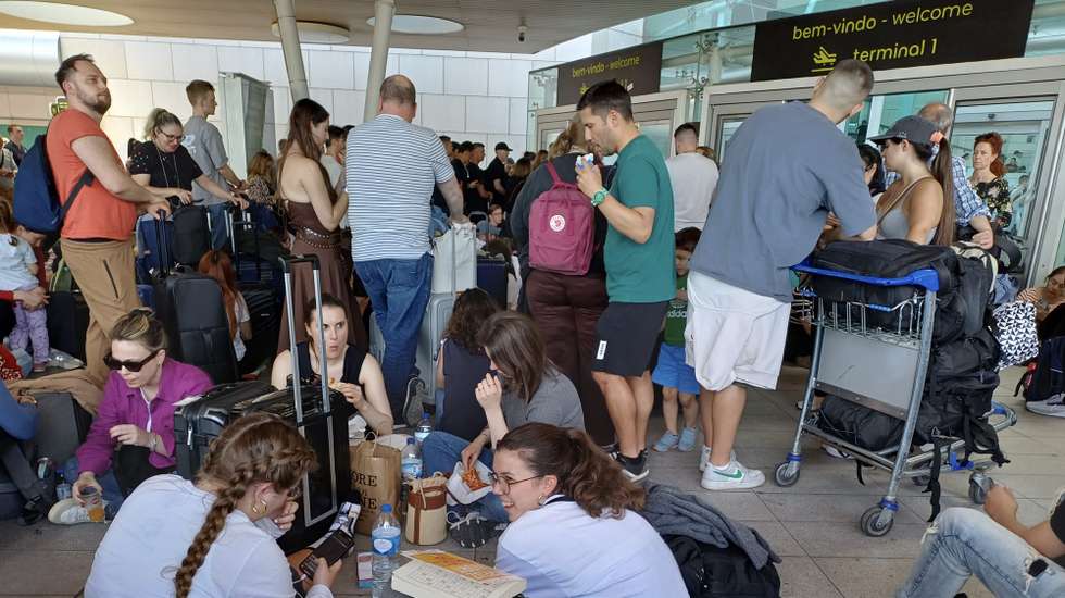 Viajantes esperam no Aeroporto Humberto Delgado pelo respetivo voo durante o "apagão" de eletricidade que afetou Portugal de Norte a Sul, Lisboa, 28 de abril de 2025.  Milhares de passageiros ficavam hoje presos no aeroporto de Lisboa, com muitos à espera de ligações adiadas sem data, por causa do corte geral de eletricidade no país. IMAGEM CAPTADA COM SMARTPHONE/PAULO AGOSTINHO/LUSA