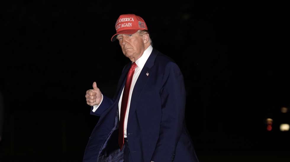 epa12063931 US President Donald Trump returns to the White House in Washington, DC, USA, 29 April 2025 after a rally to mark his 100th day in office in Michigan.  EPA/Yuri Gripas / POOL