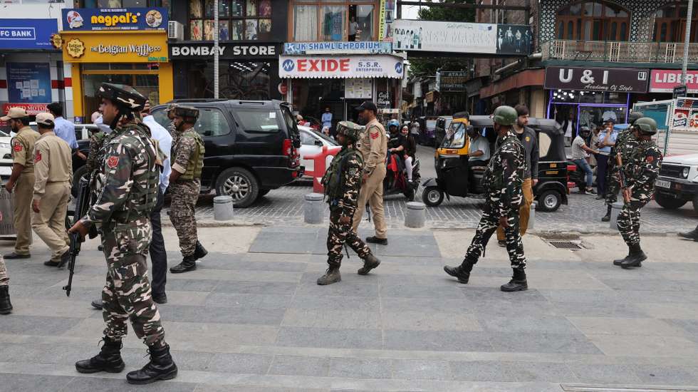 epa12066809 Indian police and paramilitary soldiers patrol Srinagar, the summer capital of Indian Kashmir, India, 01 May 2025. Security has been beefed up in Indian Kashmir after at least 26 people were killed on 22 April when gunmen opened fire on a group of tourists in the popular destination of Pahalgam, an incident that regional authorities have described as the most serious attack on civilians in recent years.  EPA/FAROOQ KHAN