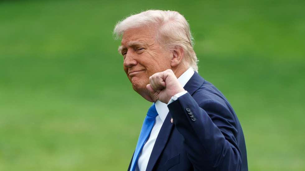 epa12068562 US President Donald Trump walks on the South Lawn as he prepares to leave the White House via Marine One in Washington, DC, USA, 01 May 2025. President Trump is due to visit Alabama and Florida.  EPA/WILL OLIVER