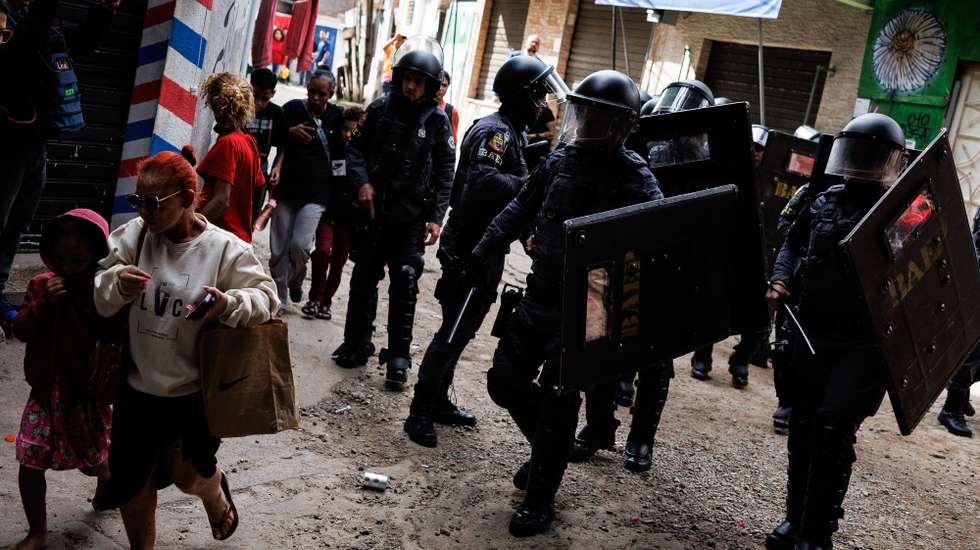 epa12098054 Police officers enter the Moinho favela during a demonstration against the eviction of some families in Sao Paulo, Brazil, 13 May 2025. The Sao Paulo state government plans to expropriate the Moinho favela, the last slum in the city center, which has existed for more than 30 years, to build a park and a train station on the site.  EPA/Isaac Fontana