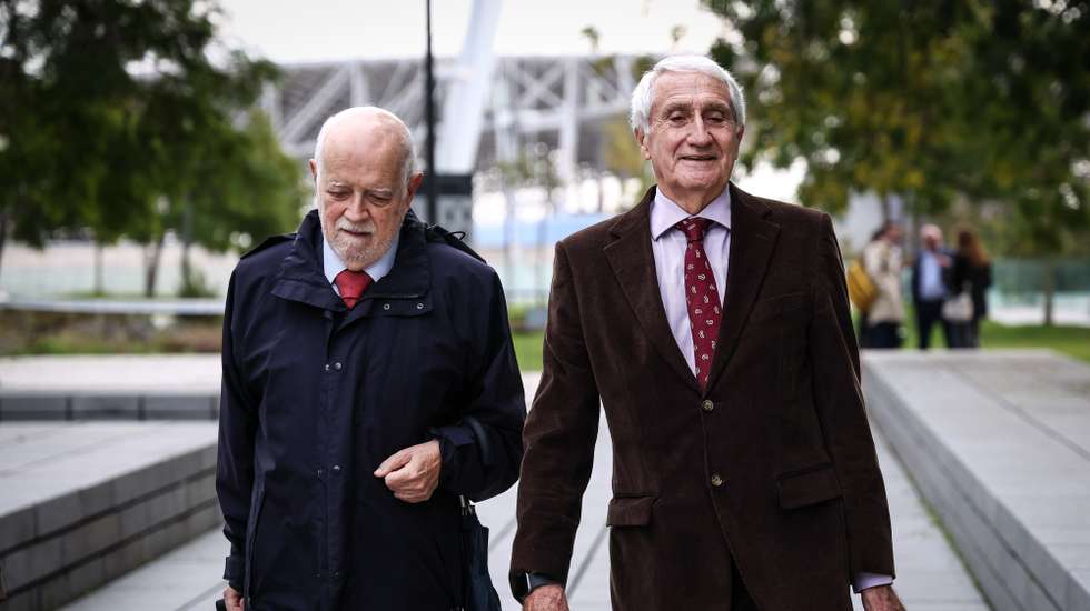 O ex-presidente da Autoridade Nacional de Emergência e Proteção Civil, Mourato Nunes (D),  à chegada para o início do julgamento do caso das golas anti-fumo, em Lisboa, 04 de Novembro de 2024. RODRIGO ANTUNES/LUSA