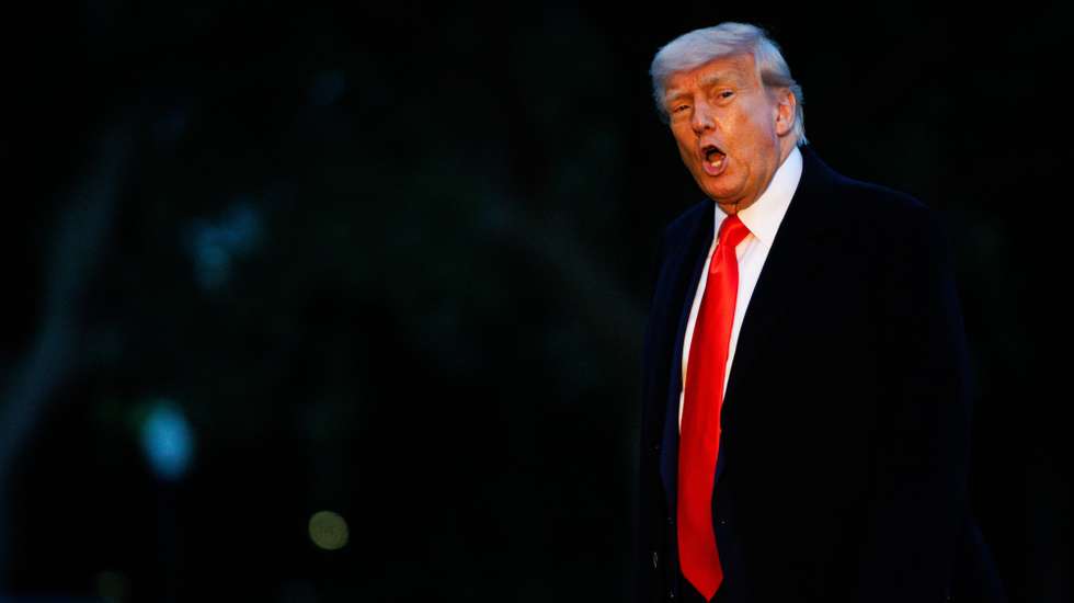 epa12127197 US President Donald Trump walks towards the White House after landing on the South Lawn in Washington, DC, USA, 22 May 2025. President Trump is returning from Trump National Golf Club in Virginia after a private dinner.  EPA/SAMUEL CORUM / POOL