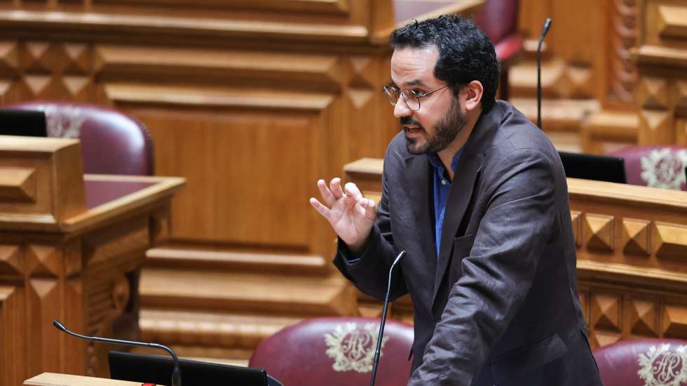 epa12065422 Paulo Muacho of the Free Party speaks during a debate about 'the breakdown of electricity supply in Portugal' on 28 April in the Parliament in Lisbon, Portugal, 30 April 2025. A major power outage occurred across Portugal and Spain, with electric power interrupted for more than ten hours in some regions. The blackout caused severe disruptions to telecommunications, transportation systems, and essential sectors such as hospitals and emergency services.  EPA/MANUEL DE ALMEIDA