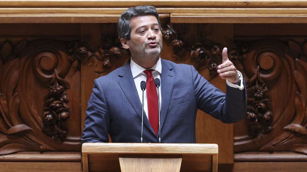 O deputado do Chega, André Ventura, intervém na sessão plenária de apresentação do Programa do XXV Governo Constitucional, na Assembleia da República, em Lisboa, 18 de junho de 2025. MIGUEL A. LOPES/LUSA